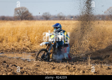 Enduro Bike rider coincé dans la boue profonde Banque D'Images