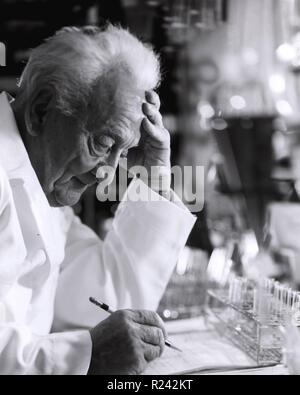 Imre Albert Szent-Gyorgyi (1893-1986), un biochimiste d'origine hongroise, fut le premier à isoler la vitamine C. Ses découvertes ont révolutionné le domaine de la recherche musculaire 1965 Banque D'Images