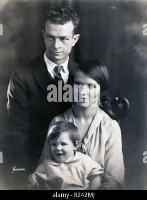 La famille, Linus Pauling, Ava Helen, et Linus Jr. en 1926. Linus Pauling (1901-1994), chimiste américain. a remporté le 1954 et 1962 du Prix Nobel de chimie Banque D'Images