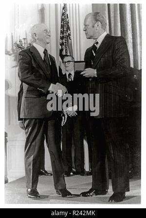 1974 Linus Pauling recevant la National Medal of Science du président Ford 1975. Linus Pauling (1901-1994), chimiste américain. a remporté le 1954 et 1962 du Prix Nobel de chimie Banque D'Images