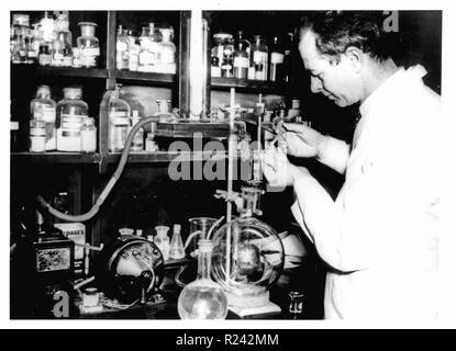 Linus Pauling debout dans son laboratoire en 1935. Linus Pauling (1901-1994), chimiste américain. a remporté le 1954 et 1962 du Prix Nobel de chimie Banque D'Images