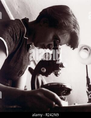 Rosalind Elsie Franklin (1920-1958) était un chimiste britannique et cristallographe qui est mieux connue pour son rôle dans la découverte de la structure de l'ADN. 1955 Banque D'Images