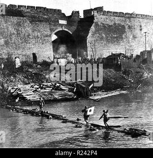 Les soldats japonais traversant une rivière près de Nanjing City Wall, Chine, 1937 Banque D'Images