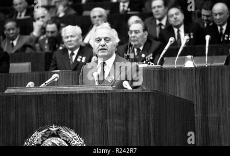 Secrétaire du Parti Communiste géorgien Edouard Chevardnadze, parle aux membres du parti à Moscou 1981. Derrière lui sont assis Fidel Castro, Andrei Cernenko se pencha et Brejnev Banque D'Images