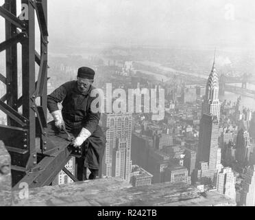 Lewis Hine (photographe). Les travailleurs de la construction manger sur une poutre en acier de 800 pieds au-dessus du sol, sur le chantier de l'Édifice RCA à Rockefeller Center, New York 1932 Banque D'Images