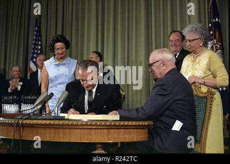 Le Président Lyndon Johnson signe le projet de loi de l'assurance-maladie, Independence, Missouri, sous le regard de Harry Truman , 30 juillet 1965 Banque D'Images