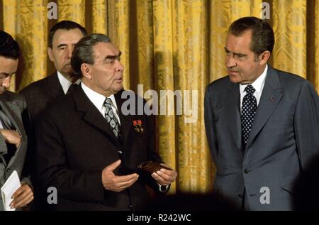 Le président américain Richard Nixon et Leonid Brejnev leader russe à la maison blanche 1974 Banque D'Images