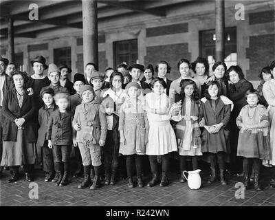 Les enfants d'immigrants arrivent aux Etats-Unis par Ellis Island à New York 1910 Banque D'Images