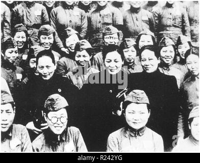 Soong Sisters 1937 soldats nationalistes en visite. Les Sœurs Soong avait trois femmes qui étaient chinois Hainanese, avec leurs maris, parmi les plus importants de la Chine des figures politiques du début du xxe siècle Banque D'Images