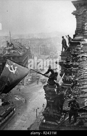 Fédération de drapeau est hissé sur les ruines du Reichstag, à Berlin à la fin de la deuxième guerre mondiale. (Photo par Evgueni Khaldei, 1945) Banque D'Images