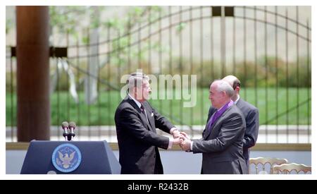 L'ancien président américain Ronald Reagan awards ancien dirigeant soviétique Mikhaïl Gorbatchev avec le premier prix de la liberté de Ronald Reagan à la Reagan Library, 1992 Banque D'Images