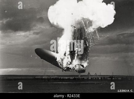 La catastrophe du Hindenburg a eu lieu le jeudi 6 mai 1937, comme l'Allemand dirigeable LZ 129 Hindenburg a pris feu et a été détruit lors de sa tentative d'amarrer à Lakehurst, New Jersey, United States Banque D'Images