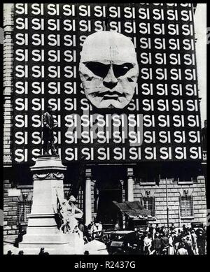 Affiche représentant Benito Mussolini (1883 - 28 avril 1945) Italien, homme politique, journaliste et chef du parti fasciste National 1935 Banque D'Images