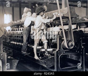 Le travail des enfants aux Etats-Unis en 1909. Moulin de Bibb n° 1 Beaucoup de jeunes ici. Certains garçons étaient si petits qu'ils ont dû grimper sur le châssis de filature à réparer les fils cassés et remettre les canettes vides. Lieu : Macon, Géorgie Banque D'Images