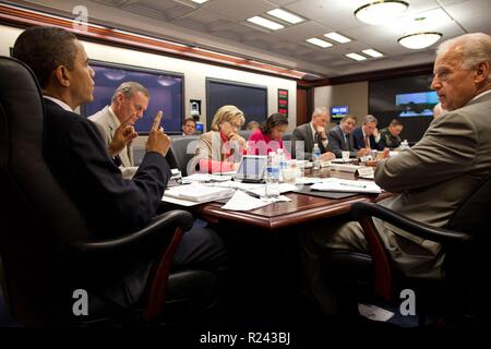 Le président Obama, le Vice-président Biden et Hillary Clinton, lors d'un examen de la politique de l'Afghanistan dans la situation Room à la Maison Blanche le 9 octobre 2009 Banque D'Images