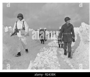 Les fantassins américains d'une division blindée de mars une route au sud-est de naissance, Belgique 1945 La Seconde Guerre mondiale Banque D'Images