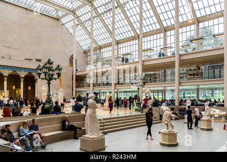 La ville de New York, USA - Le 23 juin 2018 : La Cour Charles Engelhard dans l'aile américaine dans le Metropolitan Museum of Art de New York Banque D'Images