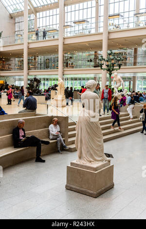 La ville de New York, USA - Le 23 juin 2018 : La Cour Charles Engelhard dans l'aile américaine dans le Metropolitan Museum of Art de New York Banque D'Images