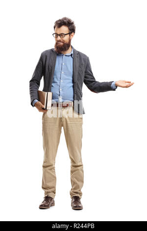 Full Length portrait of a man holding books, faisant le geste de bienvenue et à la recherche d'un côté isolé sur fond blanc Banque D'Images