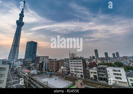 Tokyo, Sumida Ward - Août 2, 2018 : le coucher du soleil sur la ville d'Oshiage district. Tour Tokyo Skytree et Solamachi en arrière-plan Banque D'Images