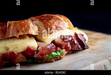 Délicieux sandwich au jambon et au fromage dans un pain parfait. Banque D'Images