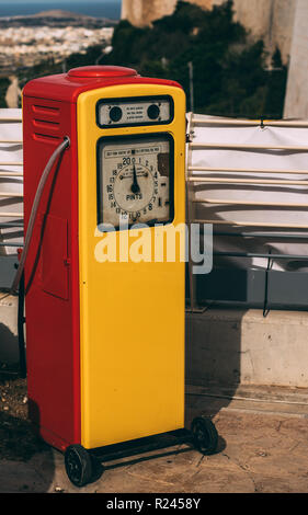 Rétro rouge et jaune de la colonne de remplissage de carburant Banque D'Images