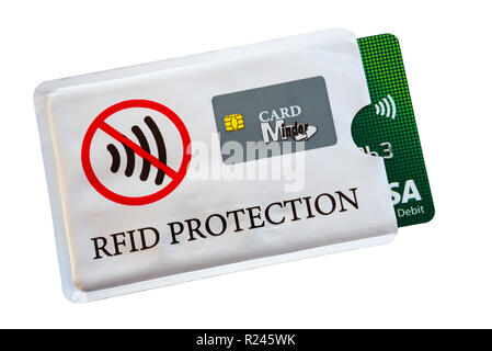 Rappel d'une carte d'identification par radiofréquence RFID blocker manchon opaque électromagnétiquement pour protéger une carte bancaire sans contact contre le skimming UK Banque D'Images