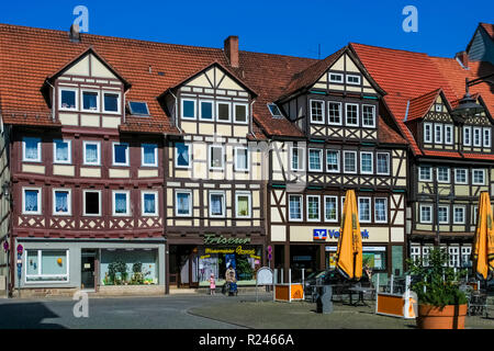 Hann. Münden, Basse-saxe / Allemagne - Mai 2008 : une belle rangée de maisons à colombages médiévales et des magasins dans le centre historique de la ville sur une belle terrasse bien... Banque D'Images