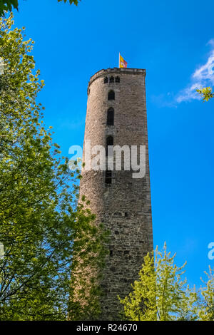 Belle vue sur le Hampesche Turm, un fer à cheval ou en forme de D wall tour de Hann. Münden, une ville de Basse-Saxe, en Allemagne. La murale est une tour... Banque D'Images