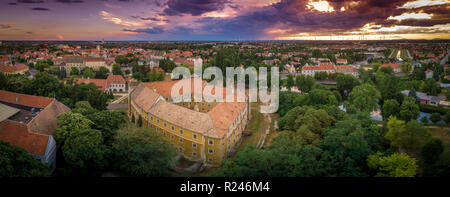 Mosonmagyarovar château en Hongrie avec sunset sky Banque D'Images