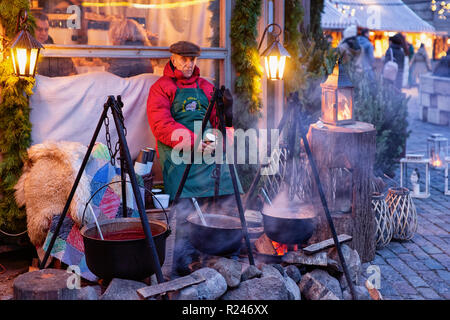 Riga, Lettonie - 28 décembre 2017 : vin chaud dans un pot sur le marché de Noël sur la place du Dôme à la vieille ville de Riga en hiver Banque D'Images