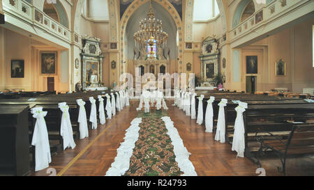 Intérieur d'une église catholique avant le mariage. Banque D'Images