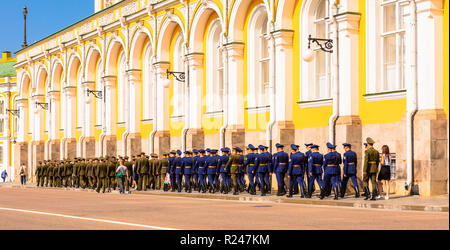 Soldiers marching in le Kremlin en avant du Grand Palais du Kremlin, UNESCO World Heritage Site, Moscou, Russie, Europe Banque D'Images