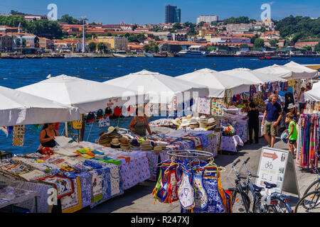 Open air étals de rue et les marchés avec du liège et une boutique de produits sur le fleuve Douro, dans la banque de Porto Ribeira, à Porto, Portugal, Europe Banque D'Images