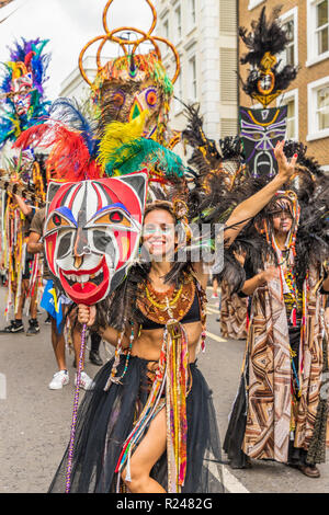 Une habillée de couleurs vives participant au carnaval de Notting Hill, Londres, Angleterre, Royaume-Uni, Europe Banque D'Images