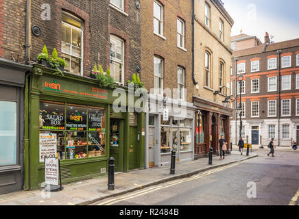 Une rue typique à Soho, Londres, Angleterre, Royaume-Uni, Europe Banque D'Images