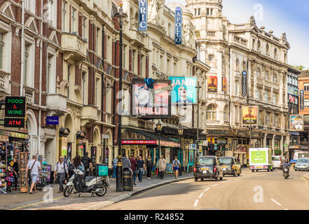 Une vue de Shaftsbury Avenue, dans le quartier des théâtres, à Soho, Londres, Angleterre, Royaume-Uni, Europe Banque D'Images
