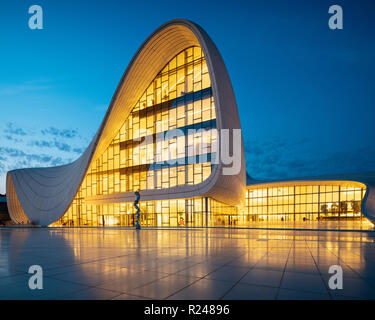 Extérieur de la Fondation Heydar Aliyev Building at night, conçu par Zaha Hadid, Bakou, Azerbaïdjan, Asie centrale, Asie Banque D'Images