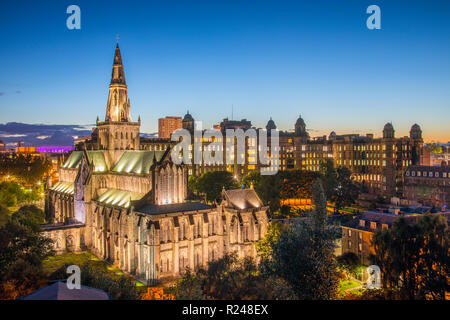 La cathédrale de Glasgow Royal Infirmary et au crépuscule, Glasgow, Ecosse, Royaume-Uni, Europe Banque D'Images