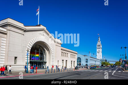 Pier 1 et le Ferry Building, San Francisco, Californie, États-Unis d'Amérique, Amérique du Nord Banque D'Images