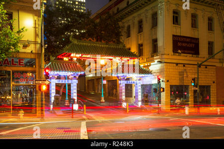 Dragon's Gate et voiture trail des lumières dans la nuit, le quartier chinois, San Francisco, Californie, États-Unis d'Amérique, Amérique du Nord Banque D'Images