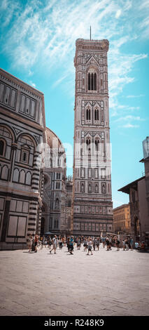 Photo verticale avec célèbre Tour Campanile de Giotto. Tour est coloré avec de nombreuses sculptures et des cloches sur le dessus. Tower est en ville Florence en Italie Vaeu Banque D'Images