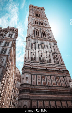 Photo verticale avec célèbre Tour Campanile de Giotto. Tour est coloré avec de nombreuses sculptures et des cloches sur le dessus. Tower est en ville Florence en Italie Vaeu Banque D'Images