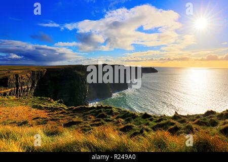 Falaise de Moher, falaises promenade côtière, comté de Clare, Munster, République d'Irlande, Europe Banque D'Images