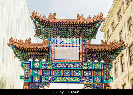 Une vue sur le détail sur la porte menant à Chinatown à Soho, Londres, Angleterre, Royaume-Uni, Europe Banque D'Images
