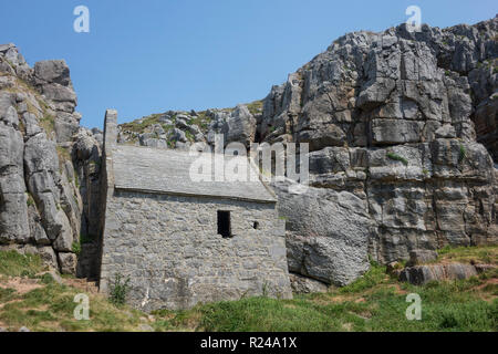 La chapelle Saint Govan, près de Saint Govan's Head, Pembrokeshire, Pays de Galles, Royaume-Uni, Europe Banque D'Images