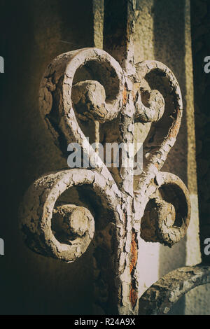 Décoration ancienne porte de fer swirly détail avec des pièces rouillées et écaille de peinture Banque D'Images