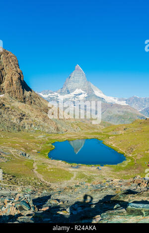 Riffelsee avec le lac en arrière-plan le Mont Cervin, Zermatt, Valais, Alpes Suisses, Suisse, Europe Banque D'Images