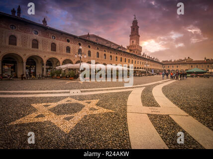 Vue sur la place principale de la renaissance en Italie Vigevano Banque D'Images