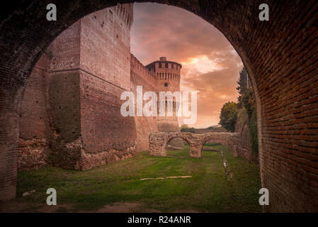 Vue aérienne de la ville médiévale de Soncino coucher de château en brique dans la région de Lombardie en Italie avec ciel dramatique Banque D'Images